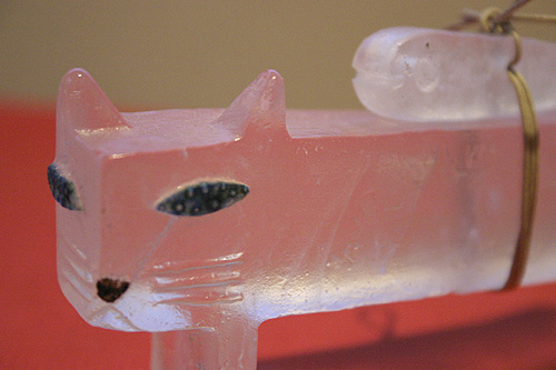 画像: 盛國泉　魚をおぶったネコ